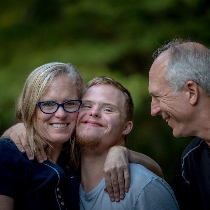 Image d'une famille avec son enfant en situation de handicap